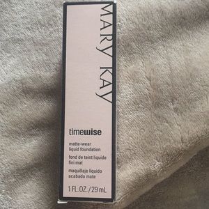 Mary Kay matte wear foundation in ivory 7